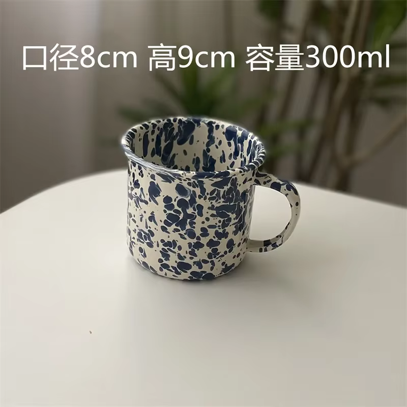 Plat rond bleu marine, vaisselle émail yaourt avoine, plats de petit déjeuner, tasses à café, plats