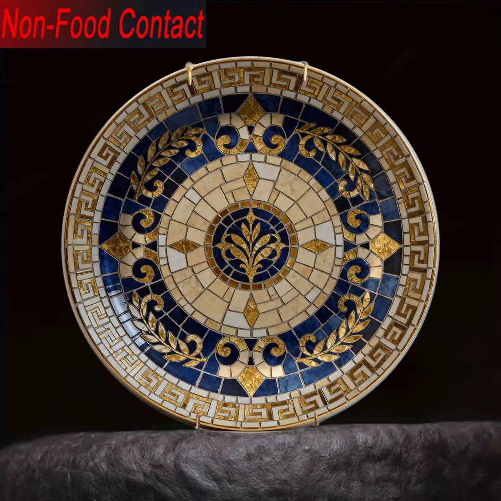 Assiette décorative en céramique 2D avec motifs géométriques bleus et blancs et bords dorés, conçue 