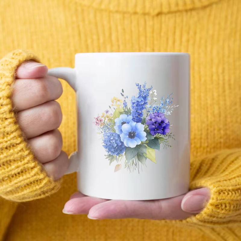 Tasse à café en céramique, design de bouquet floral blanc, fleurs bleues et violettes, boisson confo
