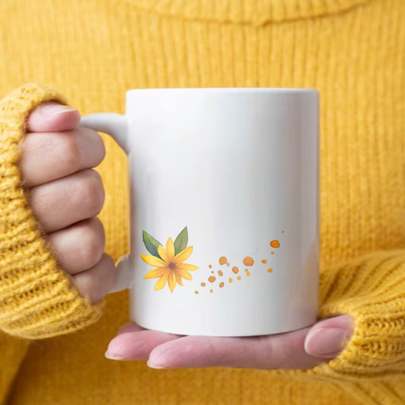 Tasse à café en céramique avec fleurs blanches et jaunes pour une pause café ou une pause du matin c
