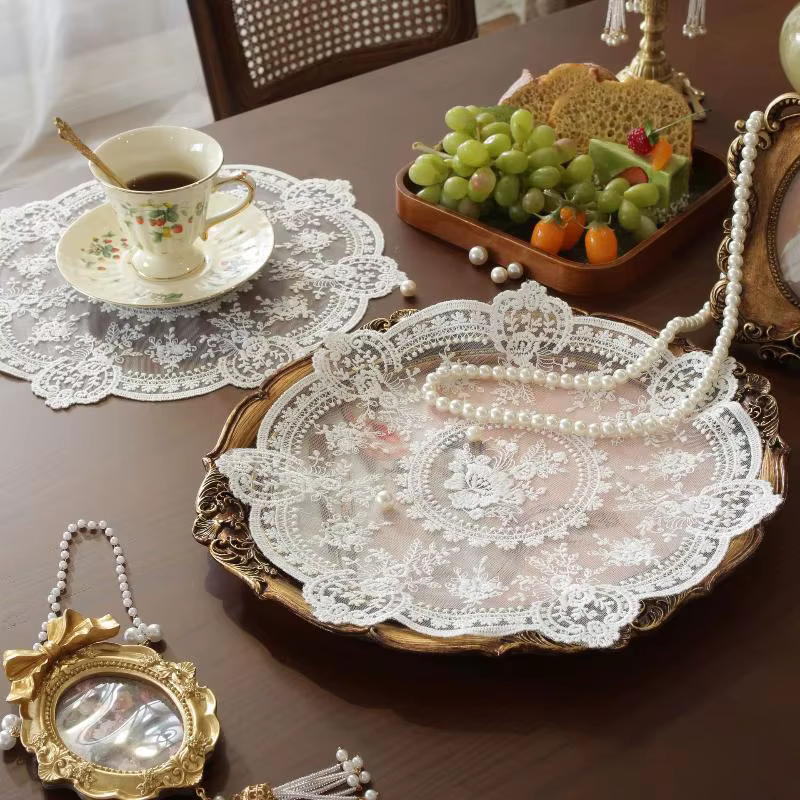 Set de table rétro européen avec broderie exquise, parfait pour une ambiance romantique à table