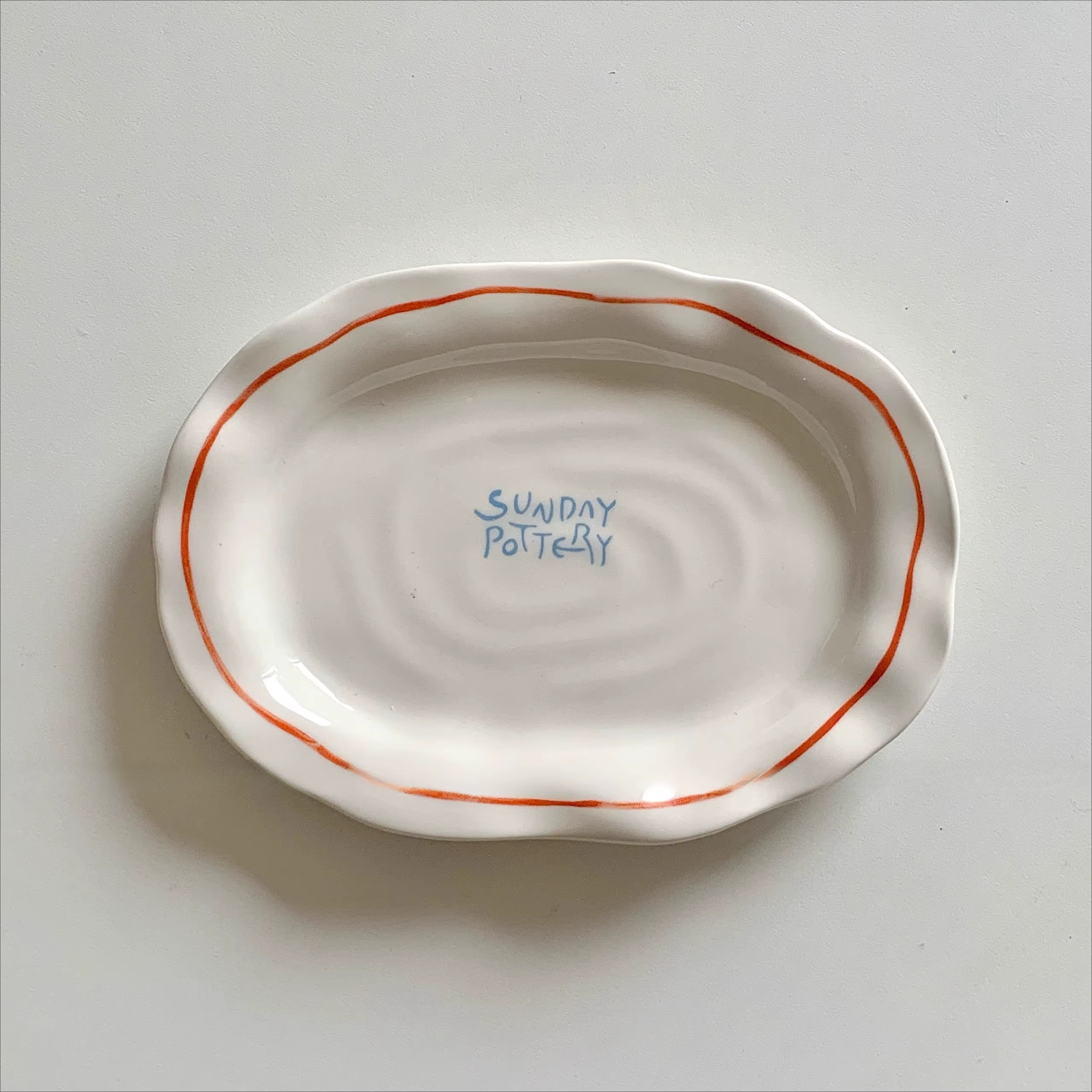 Assiette ovale en céramique de ligne rétro, assiette à Dessert Simple et irrégulière pour petit déje