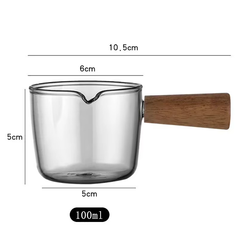 Tasse à café en verre avec manche en bois, plat de service pour lait, salières deinaigrette, pichet 