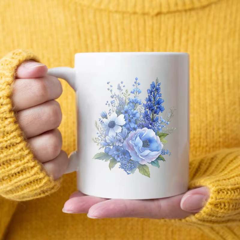 Tasse en céramique de conception florale, fleurs bleues blanches et motif de feuilles vertes pour le