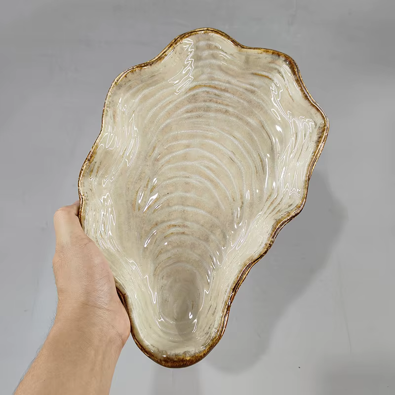 Assiette en céramique en forme de coquille avec glaçure mate, plat d'apéritif Unique sur le thème de