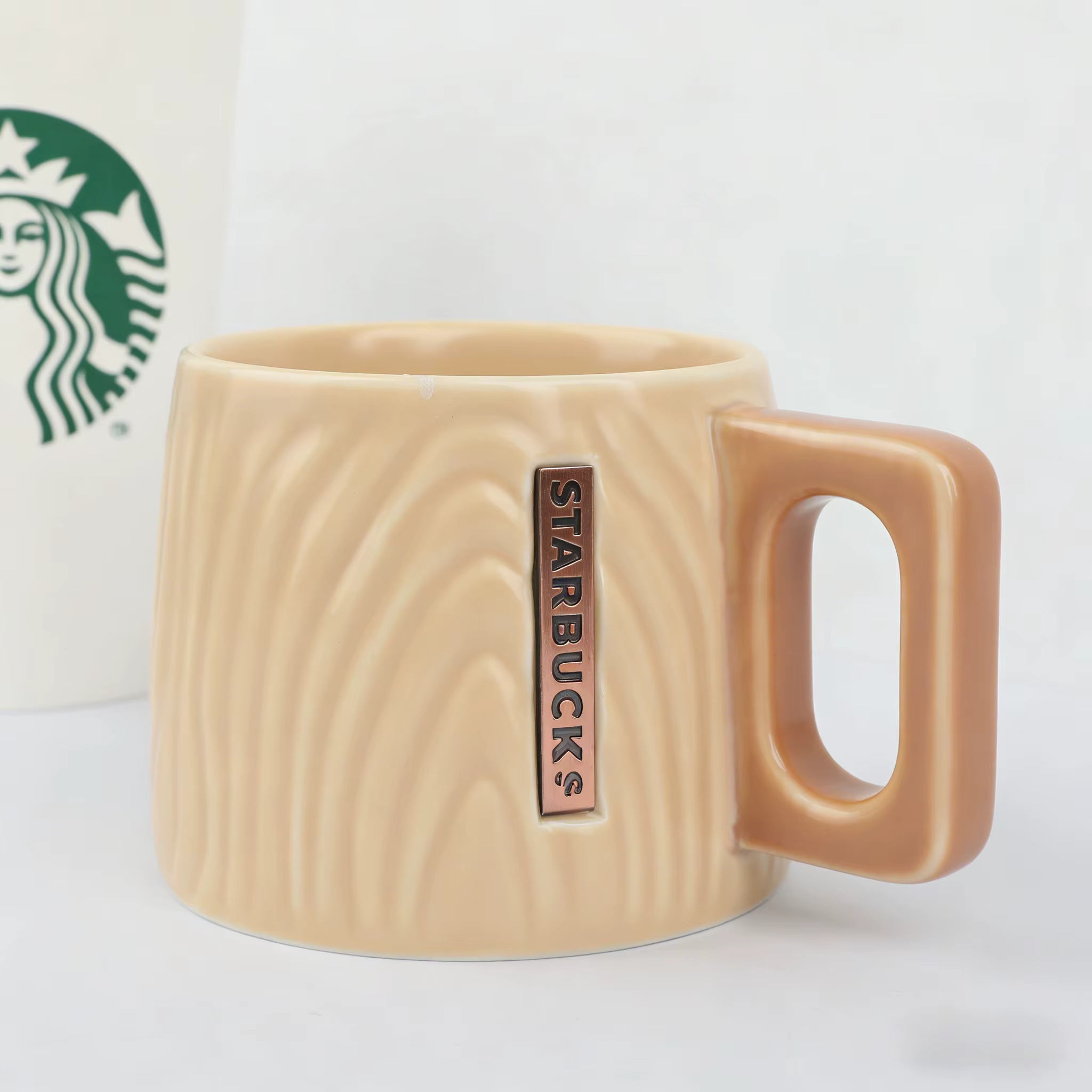 Mug de bureau élégant – Céramique avec texture bois et insigne bronze classique