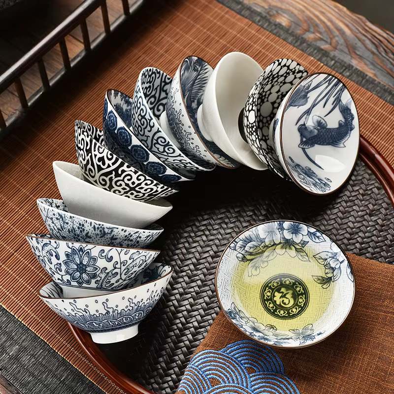 Tasse à thé en porcelaine bleue et blanche de 70ML, faite à la main, pavillon de poisson Dragon Phoe