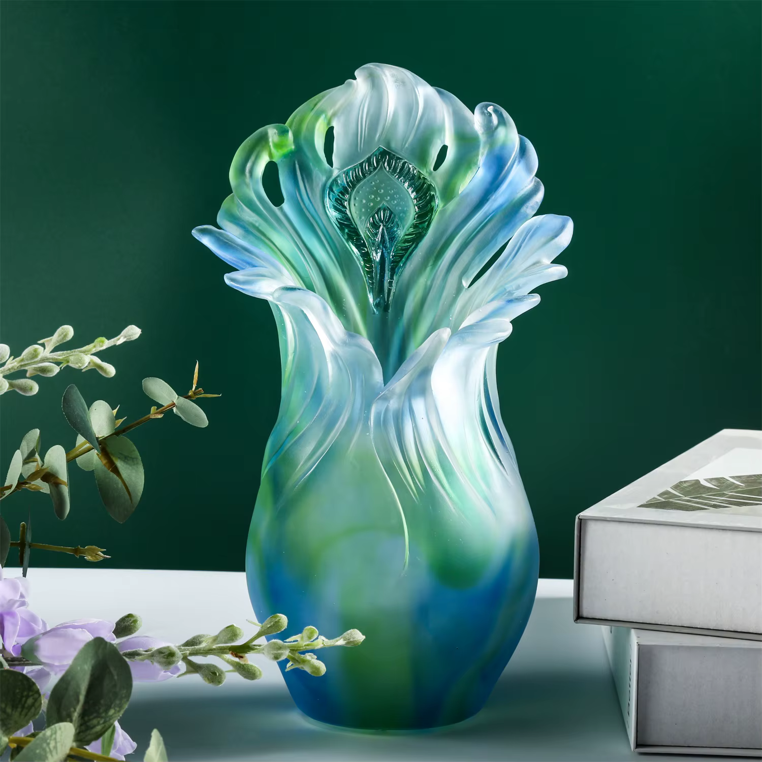 Un vase joliment conçu en verre de cristal coloré.