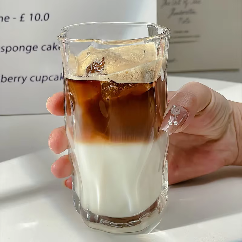 Tasse à jus en verre irrégulière pour usage domestique