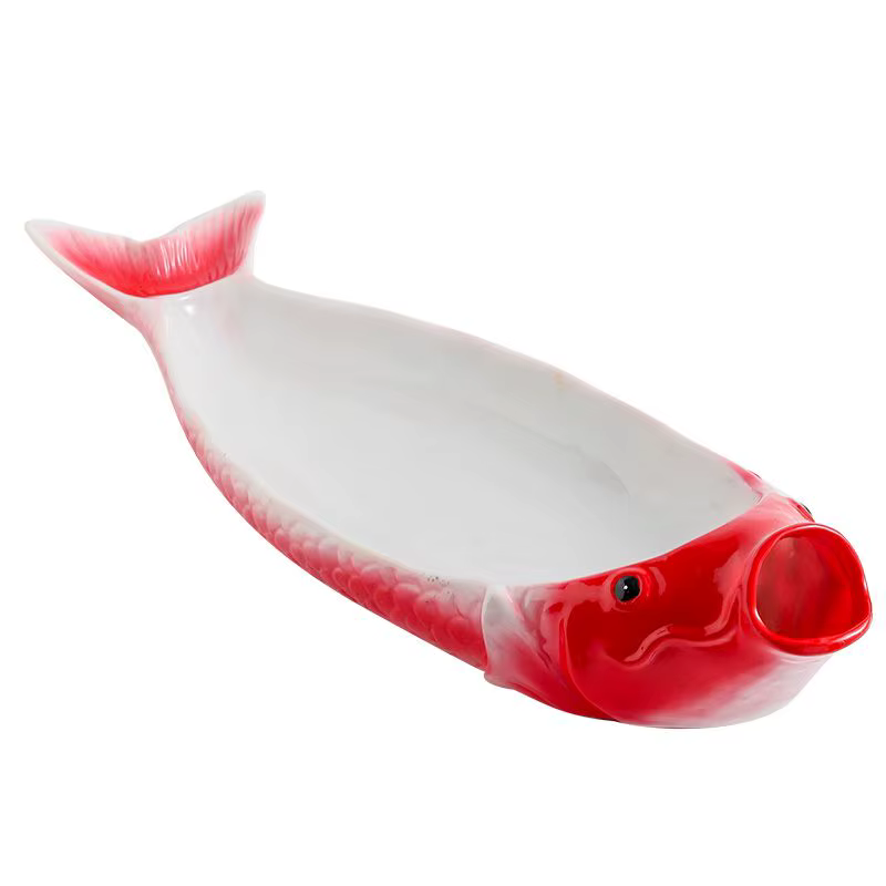 Assiette en forme de carpe rouge, assiette de poisson caractéristique pour hôtels, abondance symboli