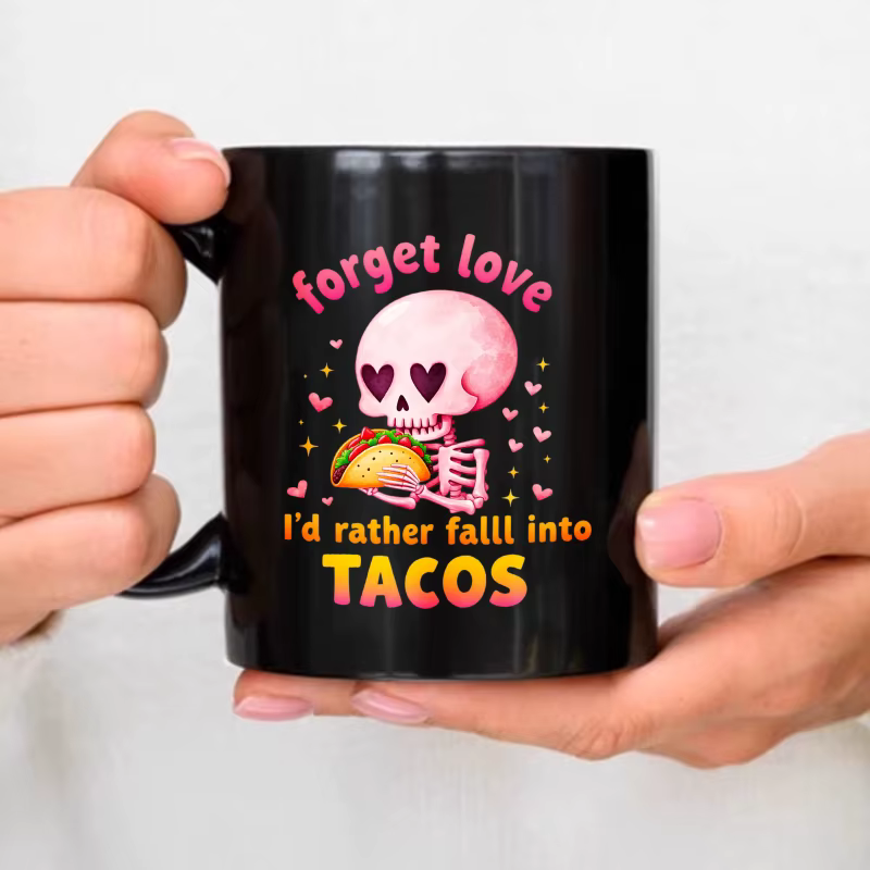 Une tasse en céramique noire avec un motif de torpille de crâne rose et le texte "Oufrez sur l'amour
