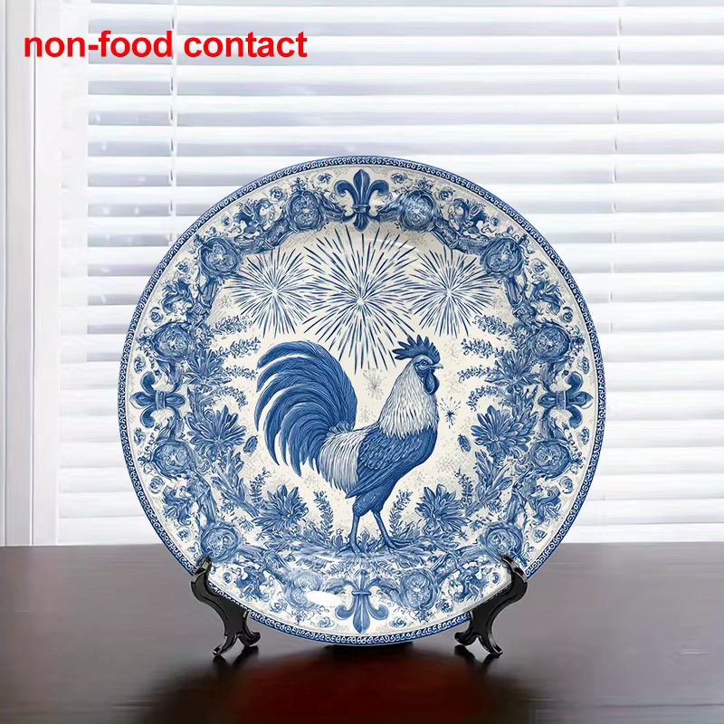 Assiette ronde en céramique de 8 pouces avec un motif de coq, de style esthétique vintage bleu. Cett