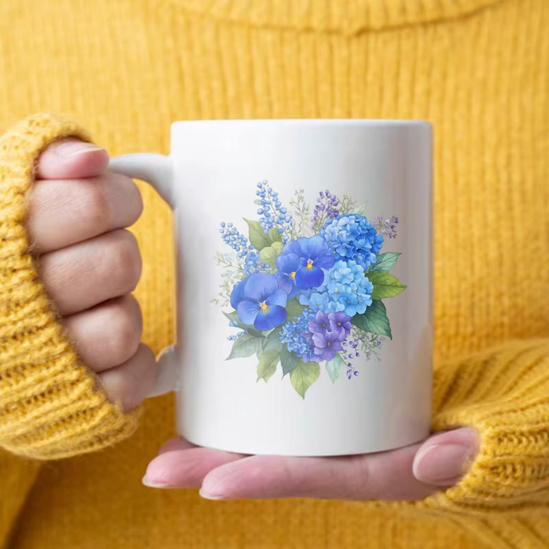 Tasse florale blanche à fleurs bleues et violettes pour café, thé ou chocolat chaud