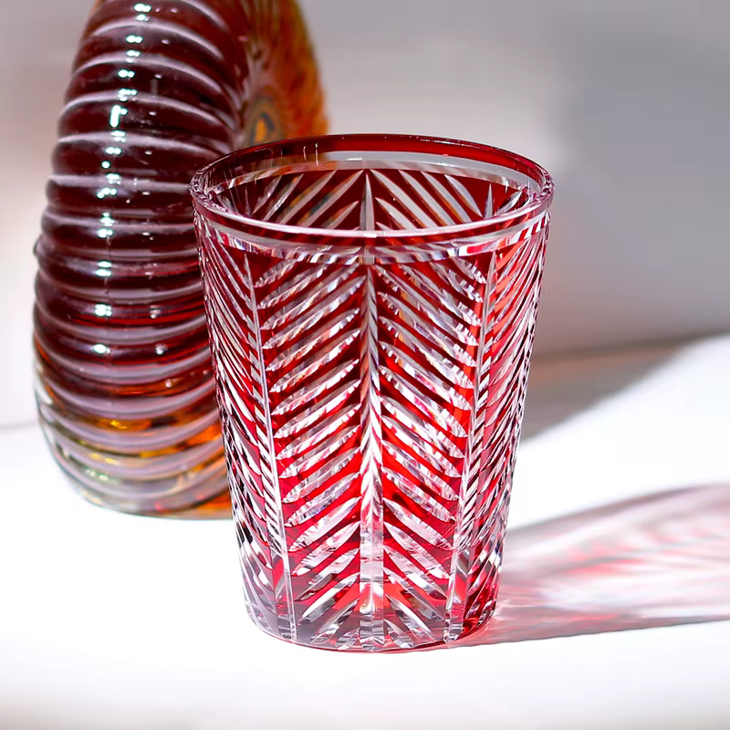 Verre à whisky rouge fait à la main - Verre à cocktail en cristal taillé moderne - Verre d'art pour