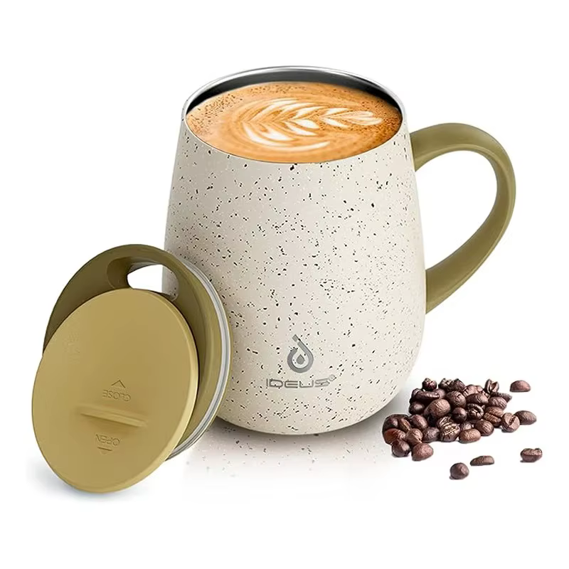 La tasse à café isotherme Ideus a une poignée et un couvercle. C'est une tasse à café isotherme en a