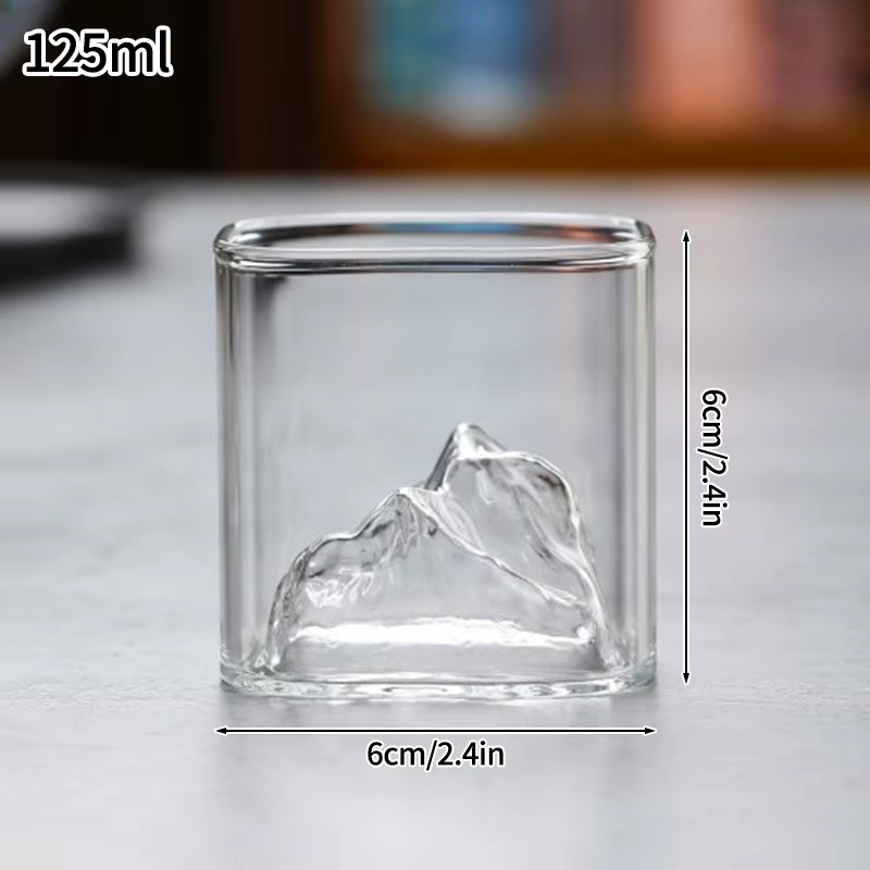 Verre à whisky transparent avec vue sur la montagne, paysage de montagne enneigée, verre à boisson f