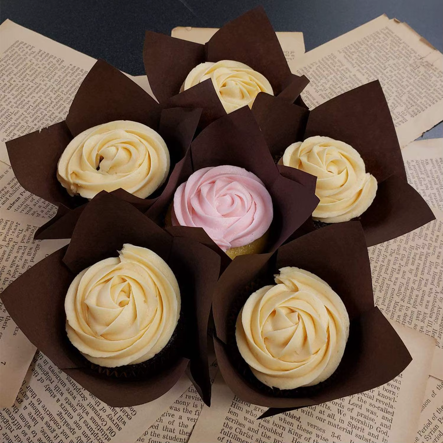Obtenez créatif avec 200 doublures de cupcakes tulipes – Gobelets de cuisson marron, parfaits pour t