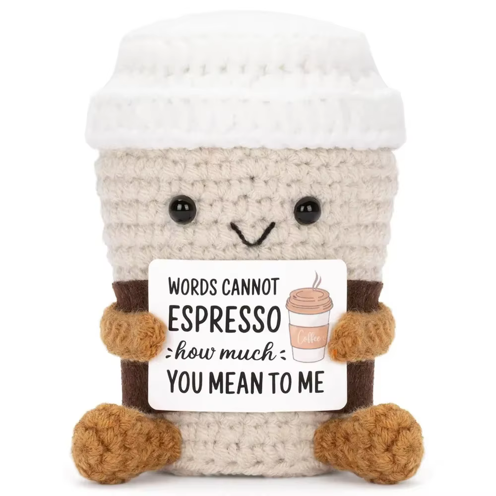 Nouveau drôle Crochet soutien émotionnel café poupée avec carte ornement de bureau à la main tricoté