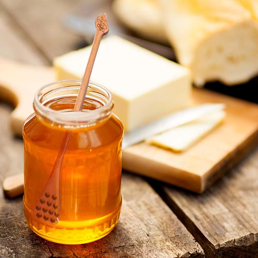 Cuillère à miel en forme de cœur en accent d'abeille