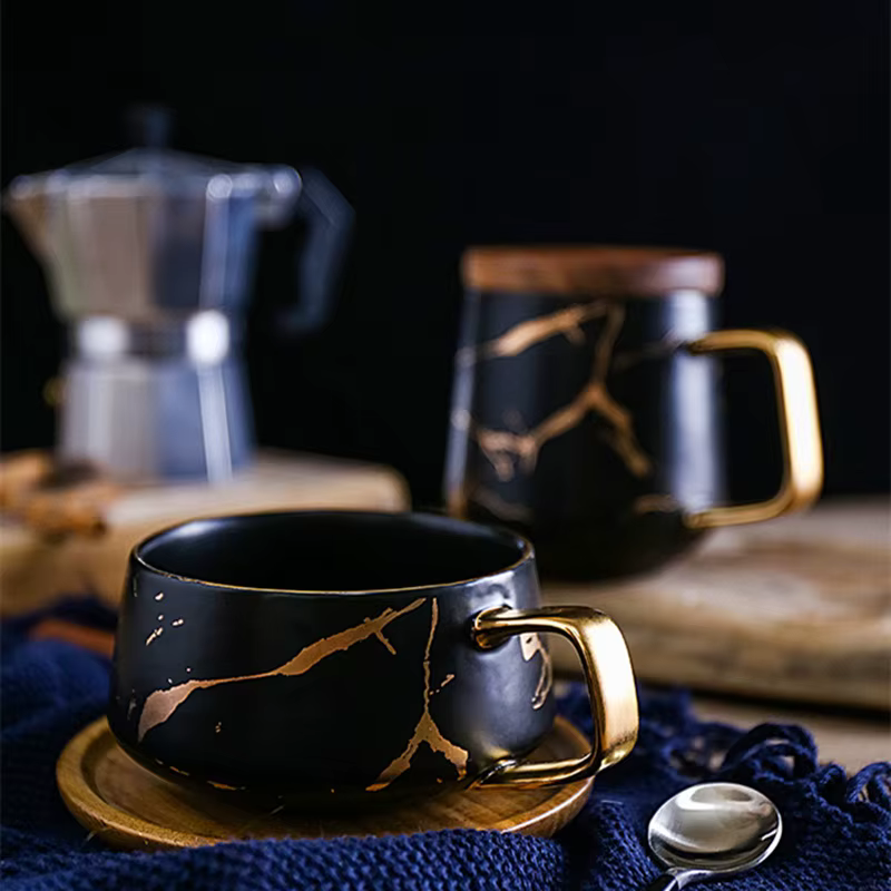 Tasses à café incrustées de marbre doré