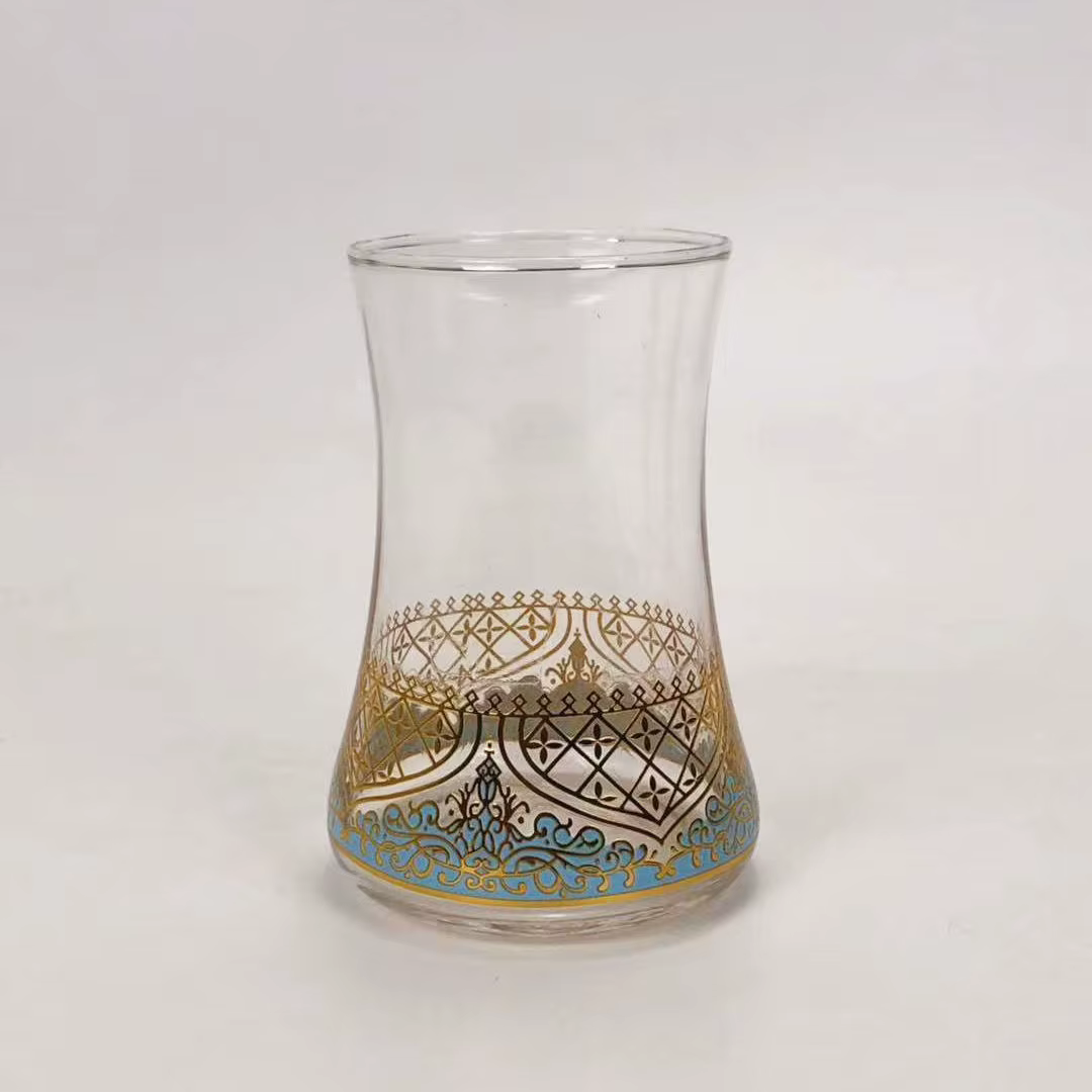 Ensemble de verres à thé turcs avec cuillère