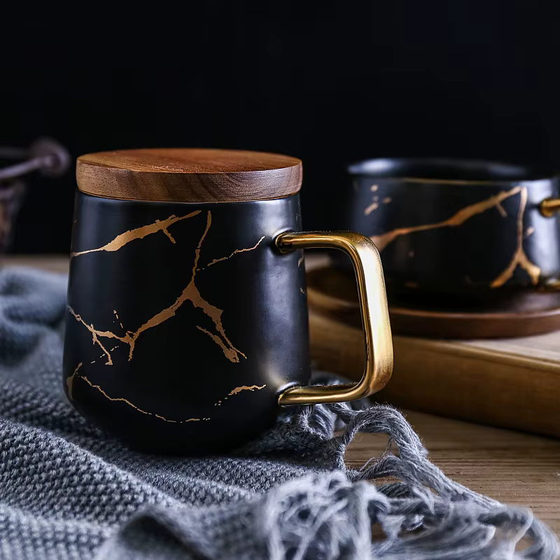 Tasses à café incrustées de marbre doré