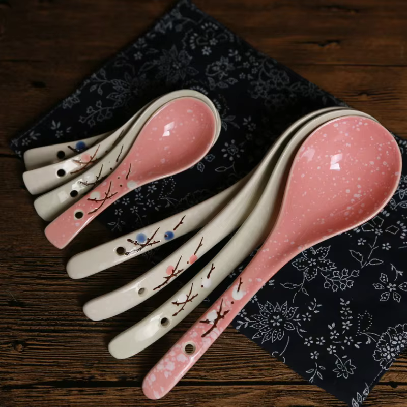 Ensemble de vaisselle en porcelaine fine (Bone China) avec cuillère