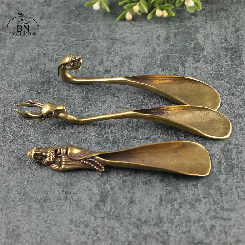 Cuillère à thé en laiton vintage