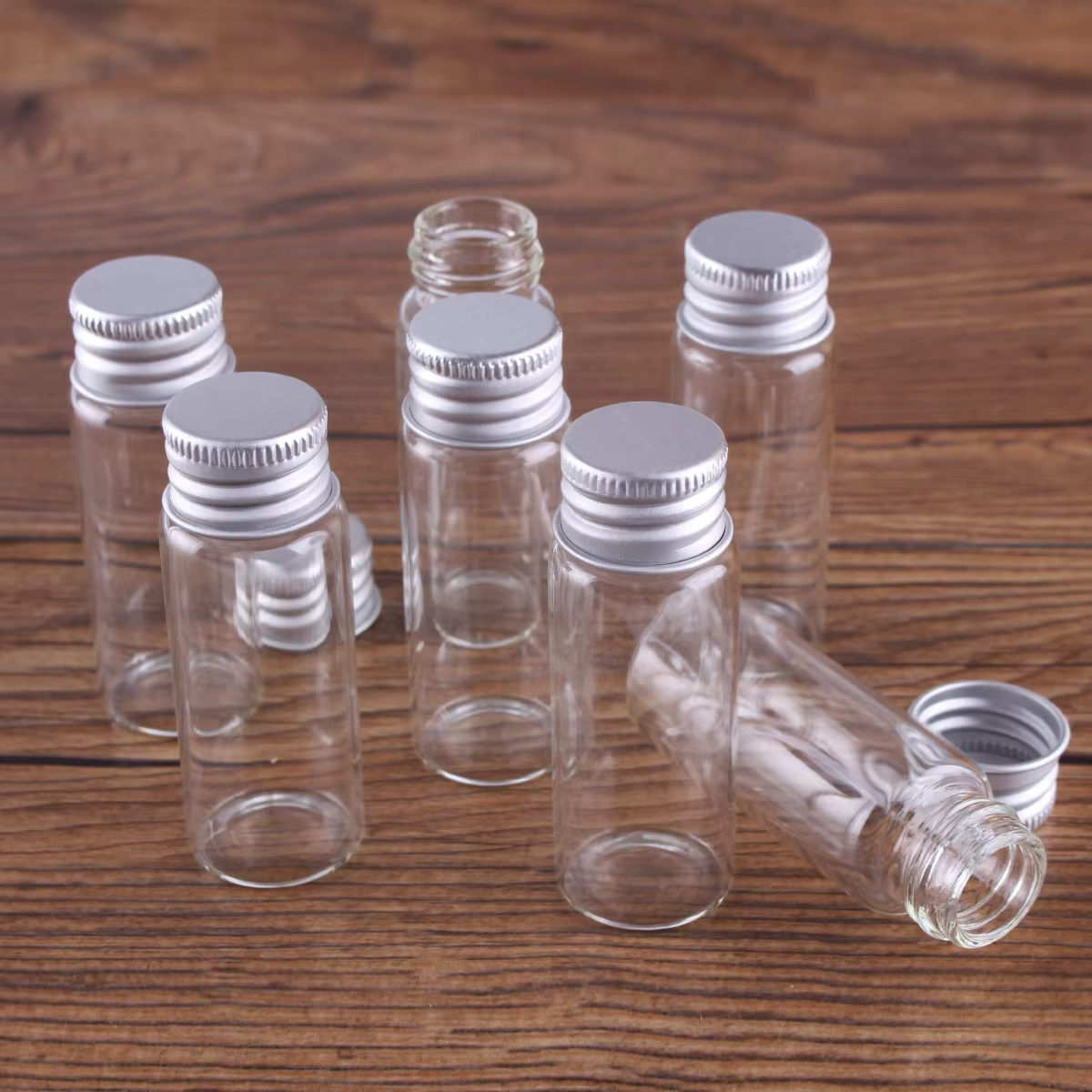 Bouteilles en verre avec couvercles en aluminium