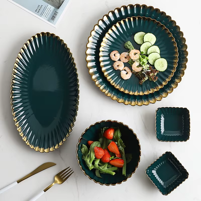 Assiettes à dîner vintage de luxe avec bordure dorée