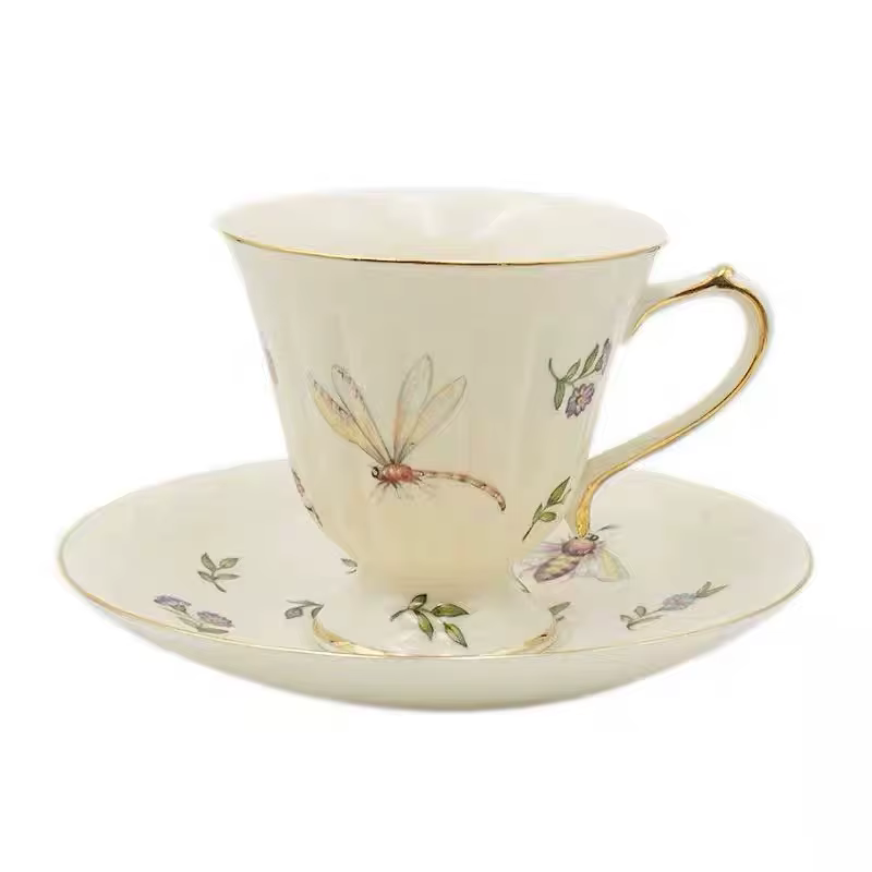 Tasse à café et soucoupe papillon de jardin doré Vintage