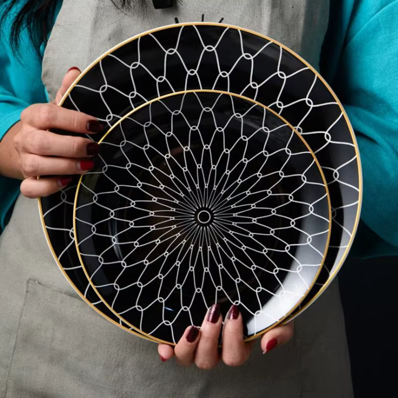 Assiette ronde avec incrustation dorée