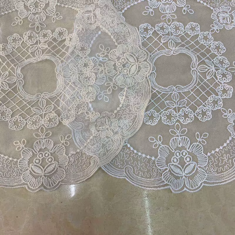 Napperon brodé en dentelle française ronde