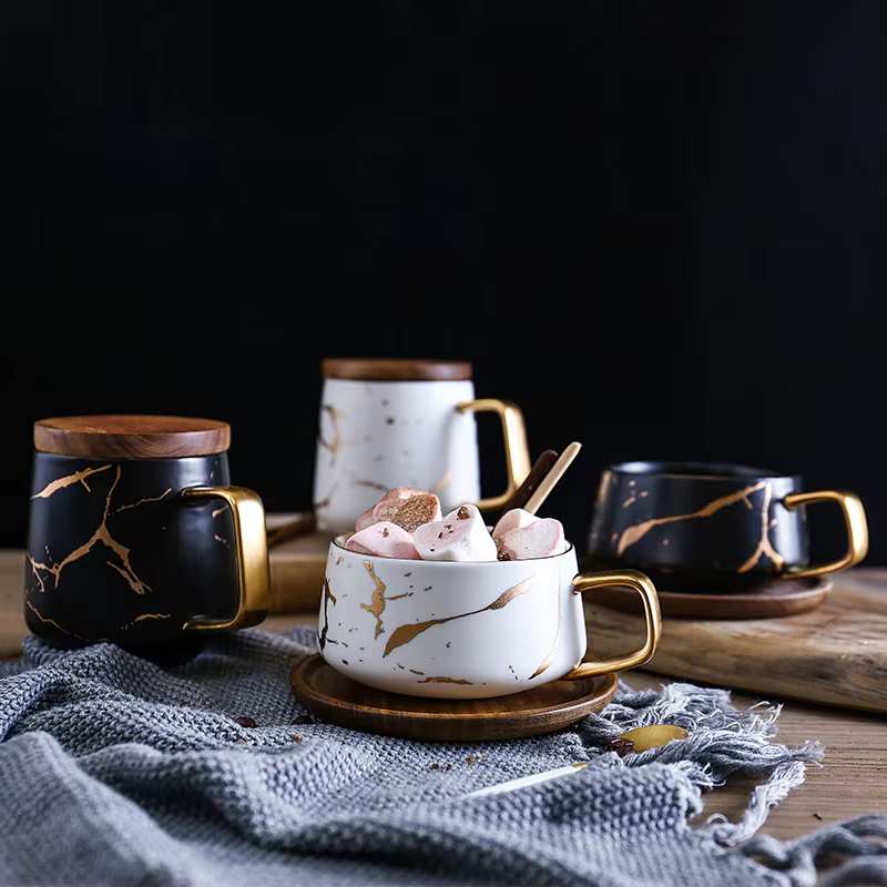 Tasses à café incrustées de marbre doré