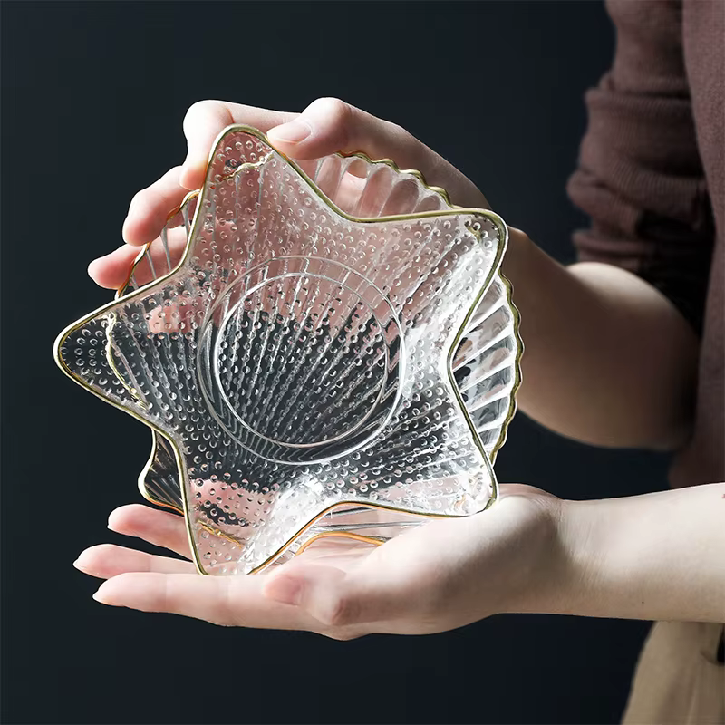 Ensemble de petites assiettes et bols en verre avec bord doré