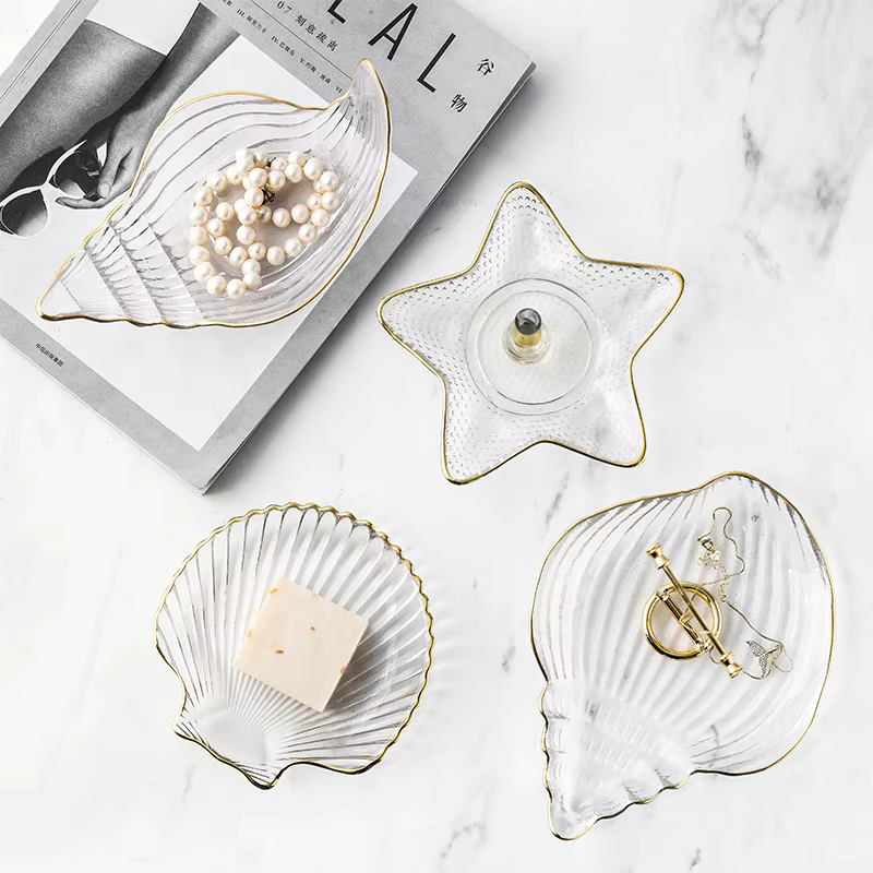 Ensemble de petites assiettes et bols en verre avec bord doré