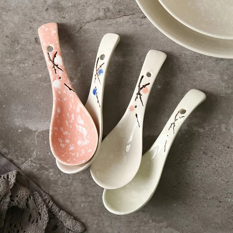 Ensemble de vaisselle en porcelaine fine (Bone China) avec cuillère