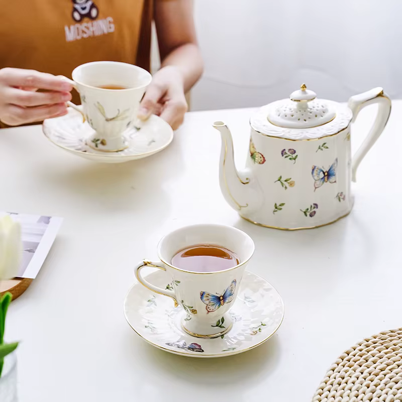 Tasse à café et soucoupe papillon de jardin doré Vintage