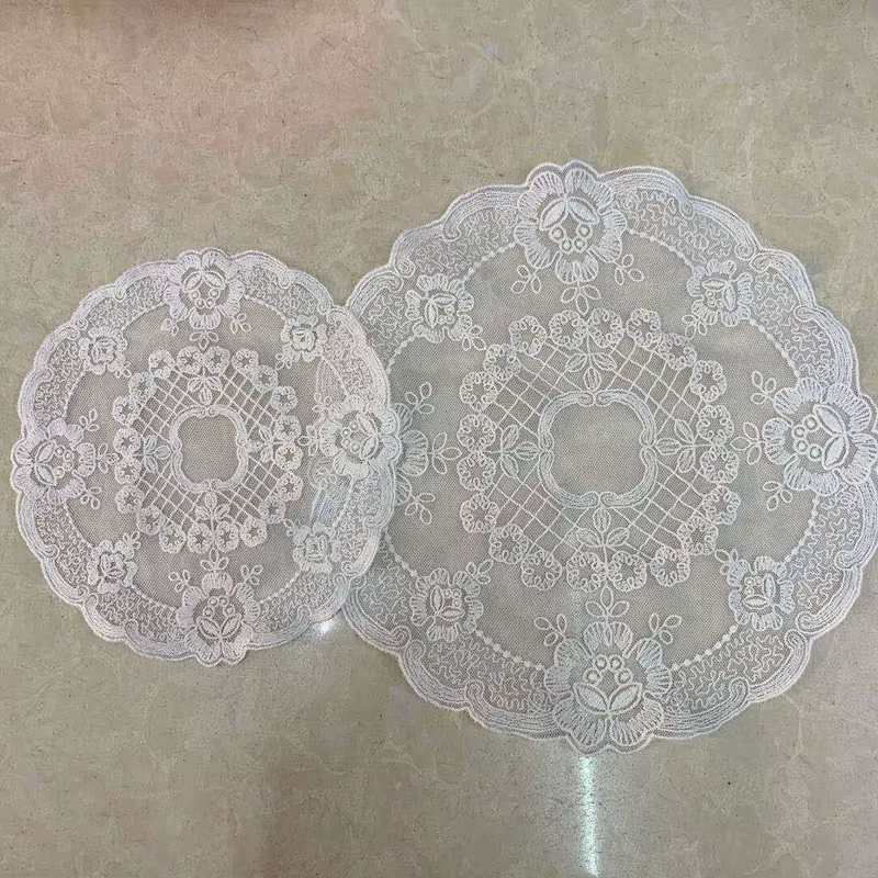 Napperon brodé en dentelle française ronde