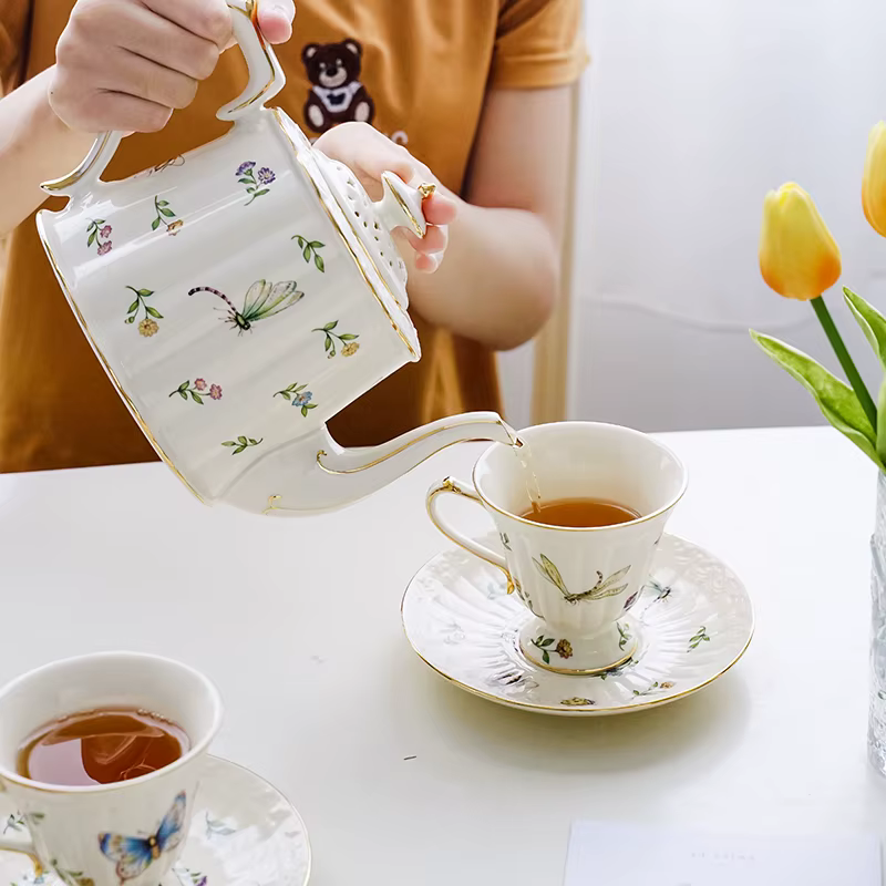 Tasse à café et soucoupe papillon de jardin doré Vintage