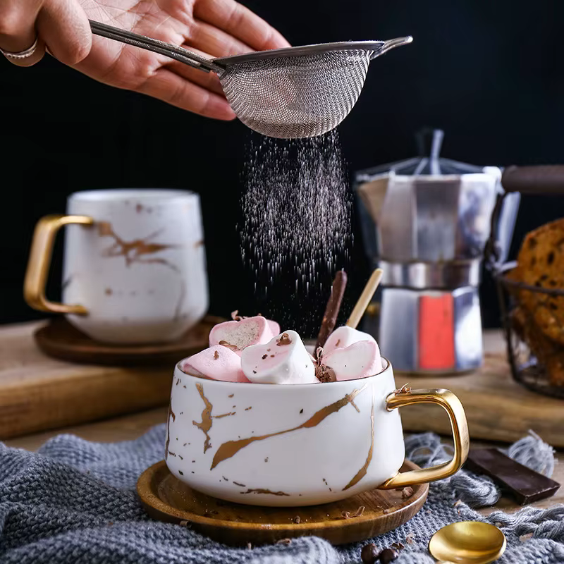 Tasses à café incrustées de marbre doré