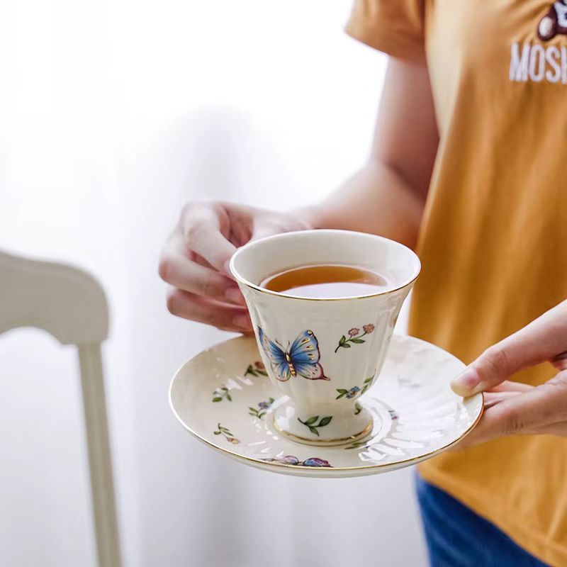 Tasse à café et soucoupe papillon de jardin doré Vintage