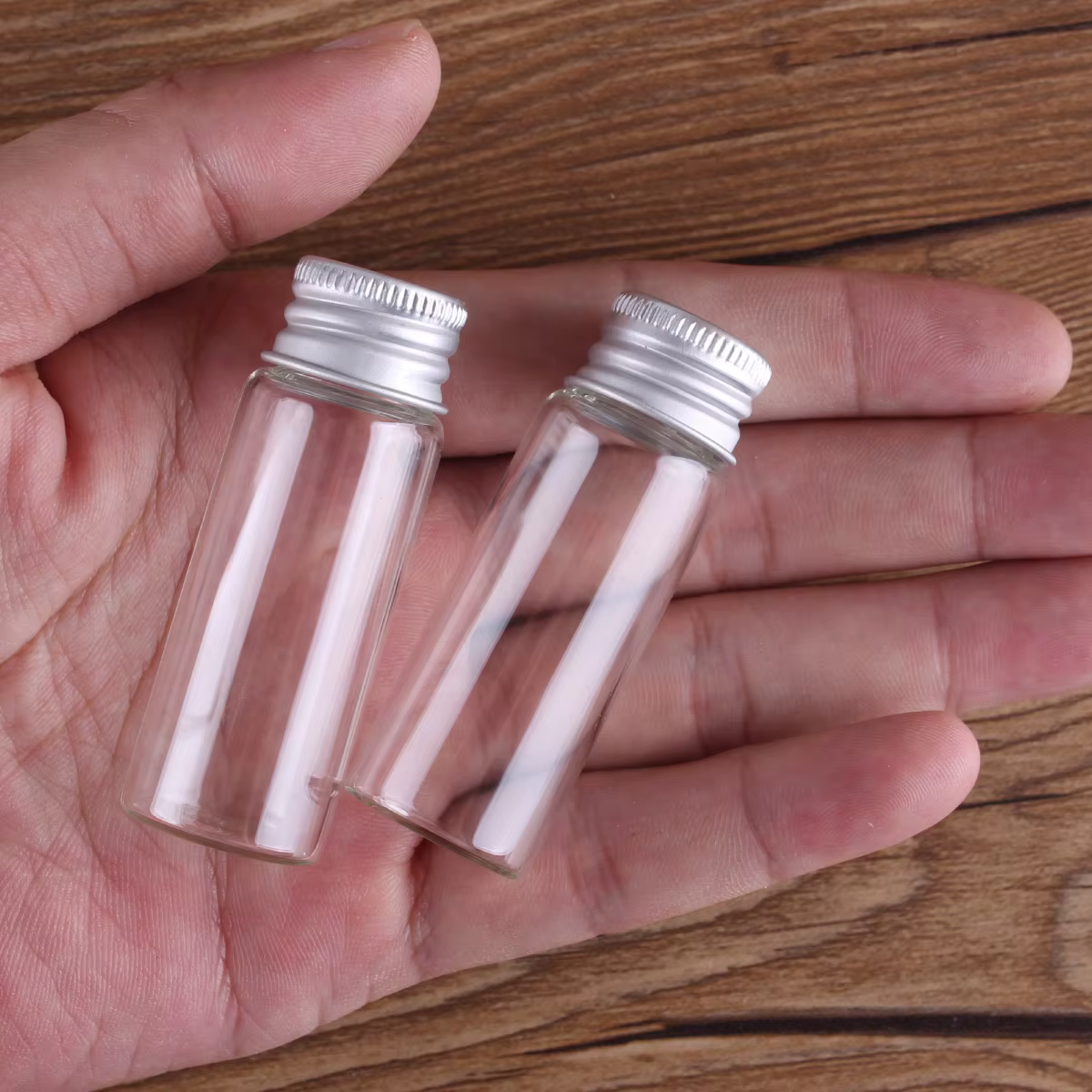 Bouteilles en verre avec couvercles en aluminium