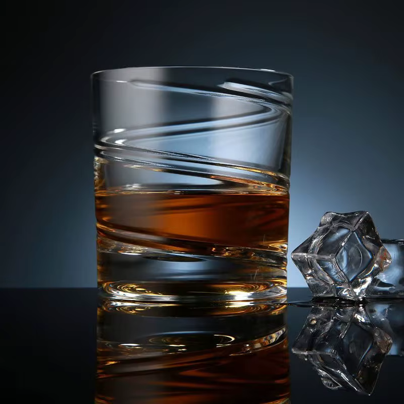 Verre à whisky rotatif