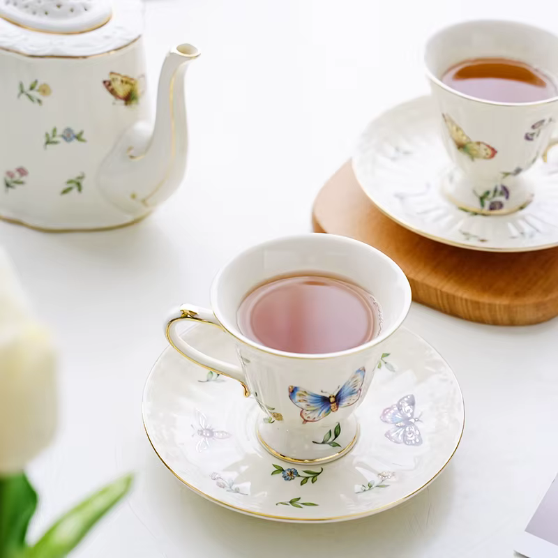 Tasse à café et soucoupe papillon de jardin doré Vintage