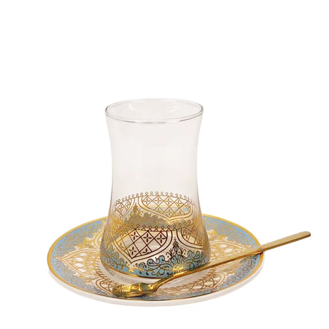 Ensemble de verres à thé turcs avec cuillère