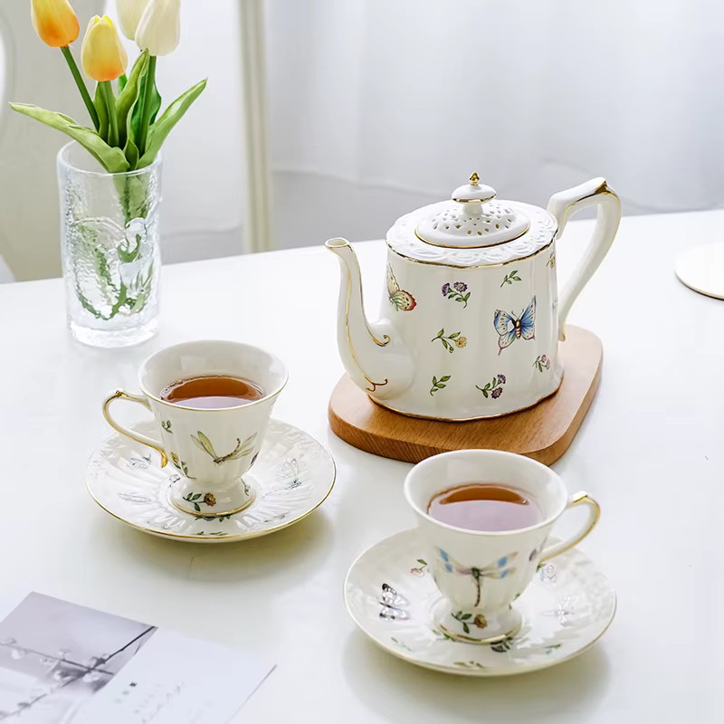 Tasse à café et soucoupe papillon de jardin doré Vintage