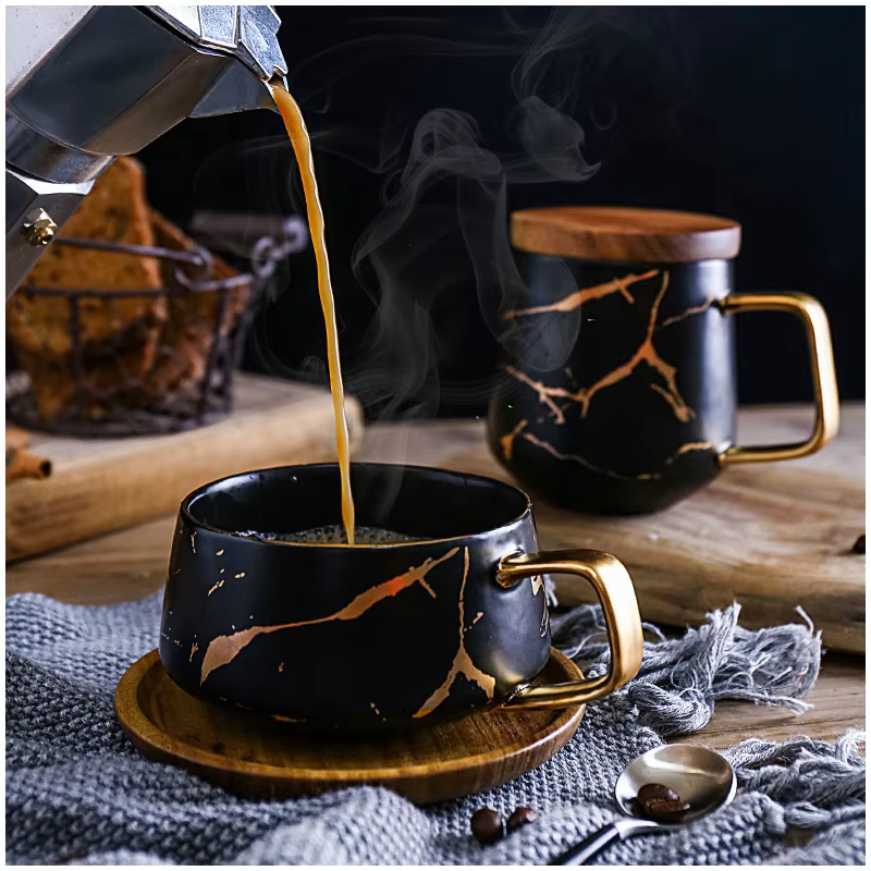 Tasses à café incrustées de marbre doré