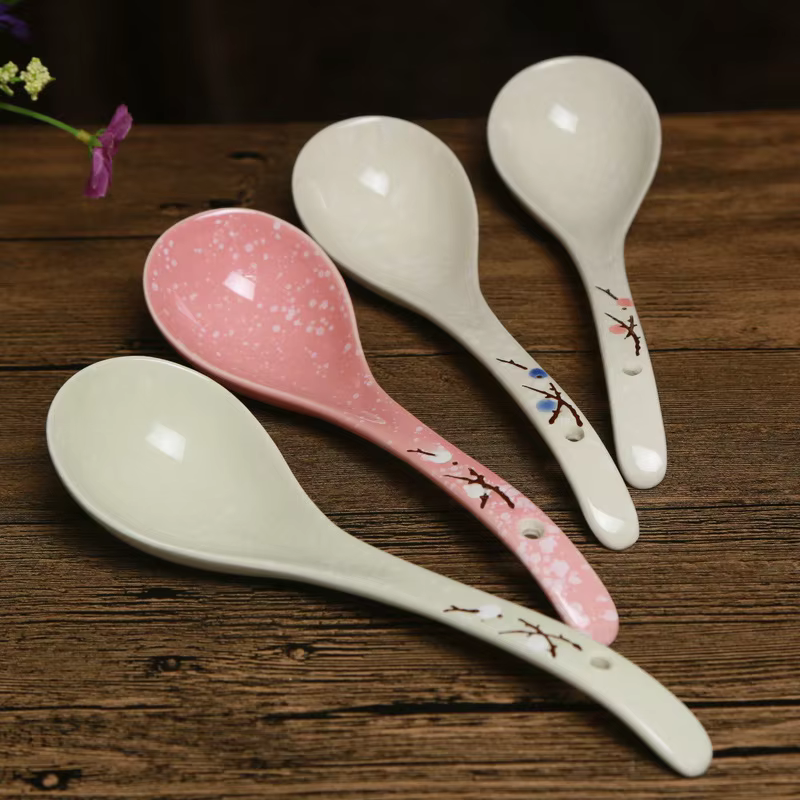 Ensemble de vaisselle en porcelaine fine (Bone China) avec cuillère