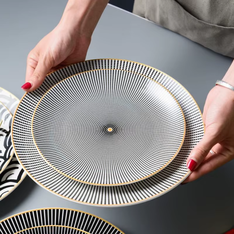 Assiette ronde avec incrustation dorée